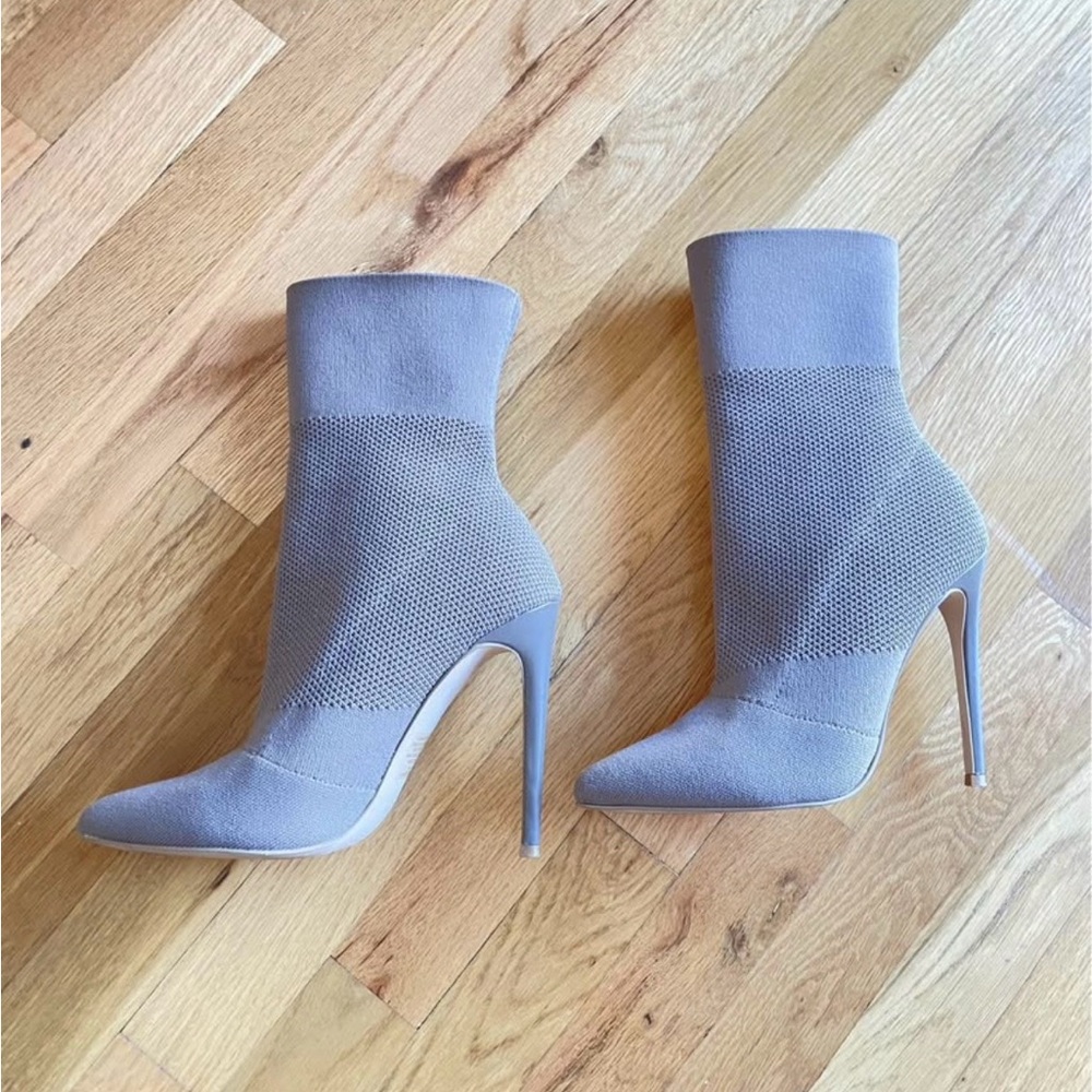 Steve Madden Gray Knit Sock Ankle Booties – Size 9 – Worn Once, Basically New